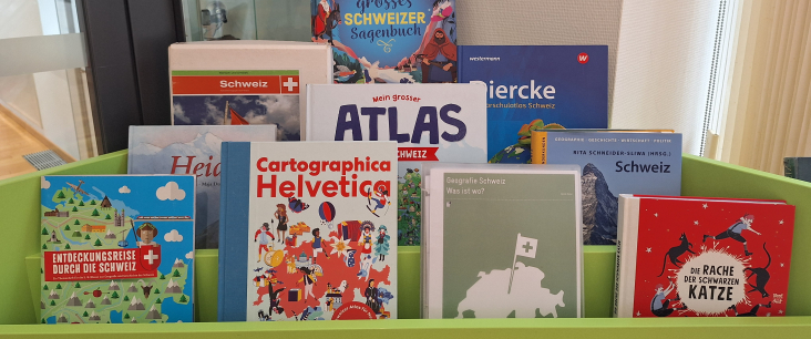 Medien zum Thema Schweiz in einem Bücherregal