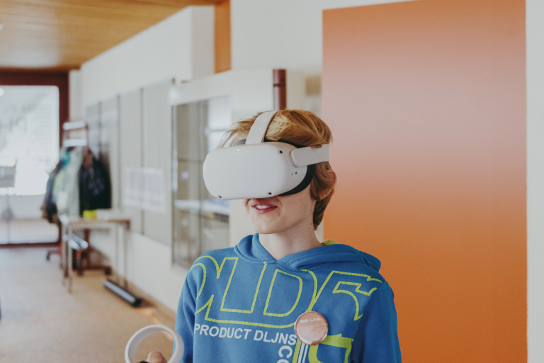 Schüler mit Virtual Reality Brille