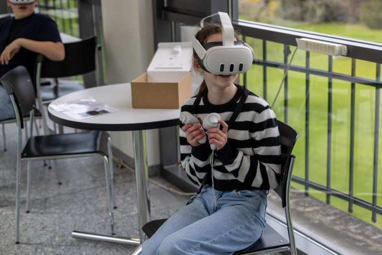 Schülerin mit VR-Brille